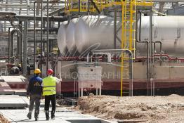 Image du Maroc Professionnelle de  Des ouvriers de STROC Industrie s'activent dans la construction de la Cimenterie Ait Baha à Agadir, Mardi 22 Juin 2010. STROC est une société marocaine qui exerce son métier dans le domaine de l’ingénierie d’exécution pour les industries de procédé, les réalisations à son actif l’ont conduit à développer une expertise et un savoir-faire fort dans la construction ainsi que dans différents métiers afin d'offrir des solutions clé en main pour satisfaire au mieux ses clients. Parmi ces réalisations ont trouve : des unités de stockage et de traitement de produits liquides ou gazeux, installations de manutention et de traitement de produits en vrac ainsi que dans les domaines de Ingénierie Etudes, Génie Civil, Chaudronnerie, Structure Métallique, Tuyauterie, Montage, Maintenance, Bâtiments industriels, Logistiques, Tertiaires et Ouvrages d’Art. (Photo / Abdeljalil Bounhar) 